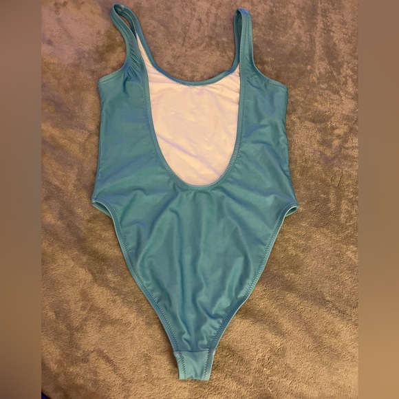 đź’‹CHUBBIES Baby Blue USA One Piece Bathing Suit, Medium - Picture 3 of 4